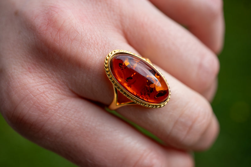 Grande bague ovale avec ambre cognac