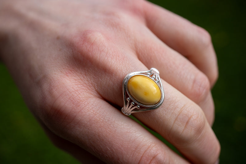 Bague avec ambre jaune