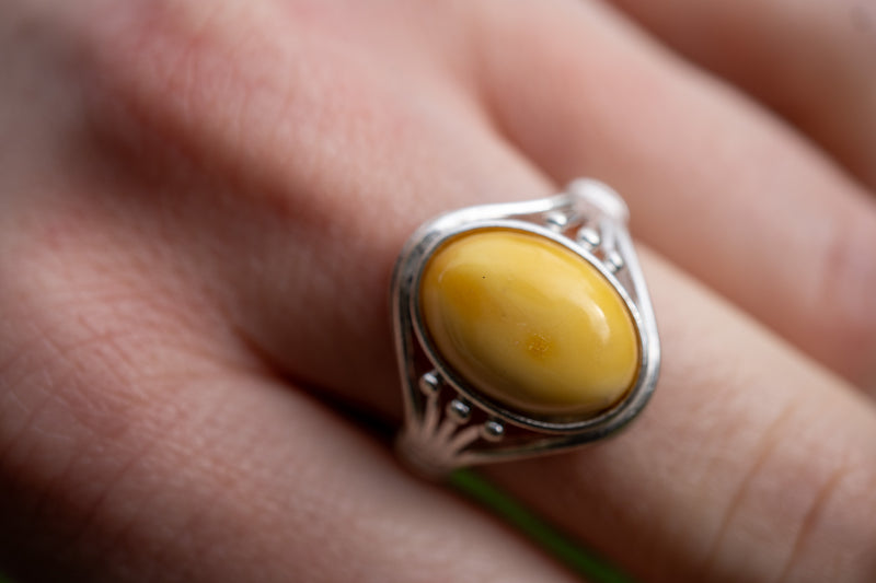 Bague avec ambre jaune