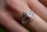 Bague avec ambre cognac en forme de khamsa