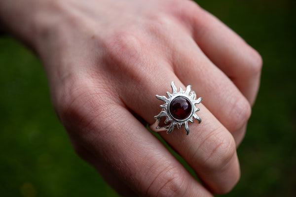 Ring mit Kirschbernstein in Form einer Sonne (groß)
