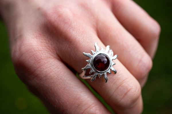 Ring mit Kirschbernstein in Form einer Sonne (groß)