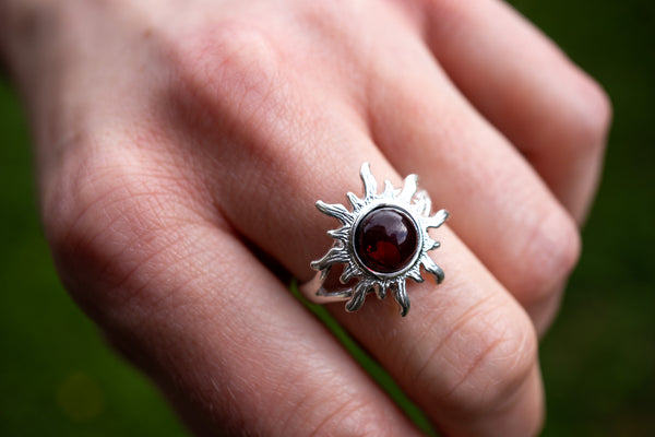 Bague avec ambre cerise en forme de soleil (Large)