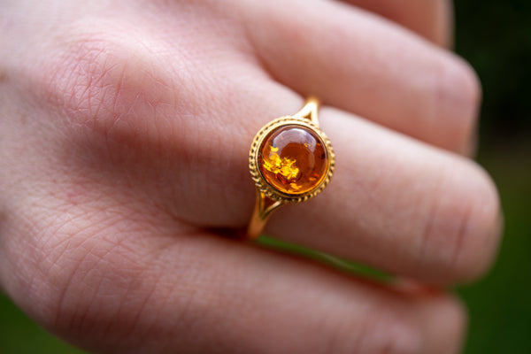 Runder Ring mit Cognac-Bernstein