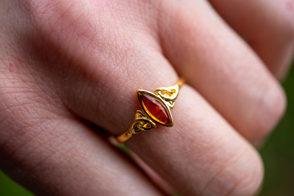Ring mit Cognac-Bernstein in Form eines Diamanten