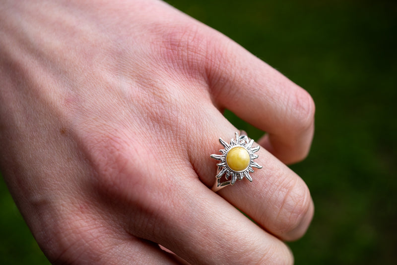 Ring mit gelbem Bernstein in Form einer Sonne (Mittel)