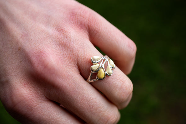 Ring mit gelben Bernsteinen in Form einer Blume