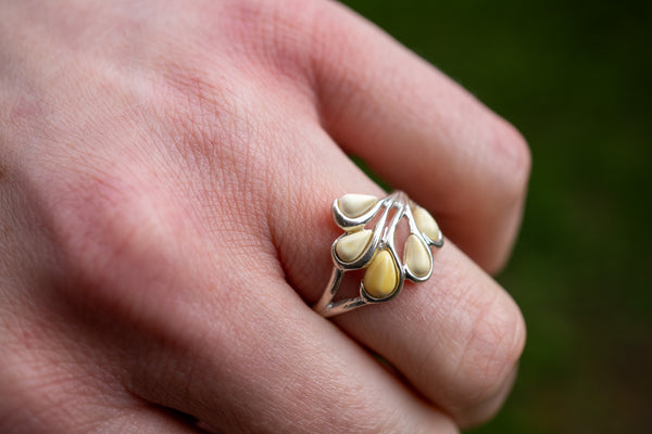 Ring mit gelben Bernsteinen in Form einer Blume