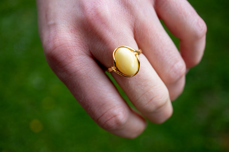 Bague ovale entrelacée avec ambre jaune