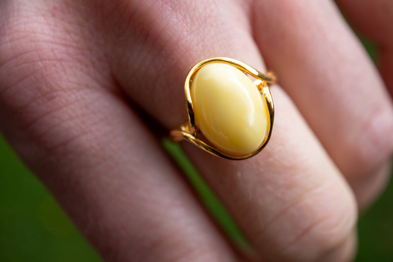 Bague ovale entrelacée avec ambre jaune