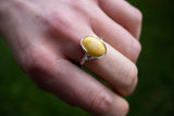 Bague ovale entrelacée avec ambre jaune