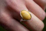 Bague ovale entrelacée avec ambre jaune