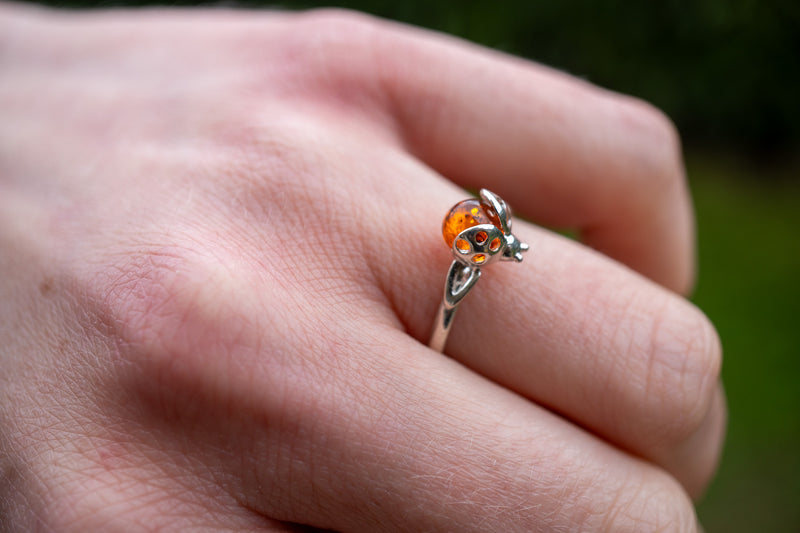 Bague avec ambre en forme de coccinelle