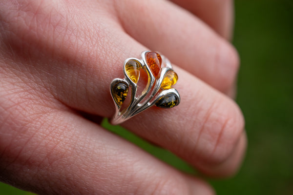 Bague avec ambres multicolores en forme de fleur