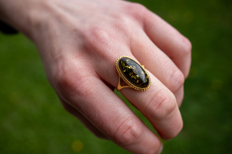 Grande bague ovale avec ambre vert