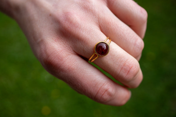 Ring mit einem runden Kirschbernstein