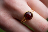 Bague avec un ambre cerise rond