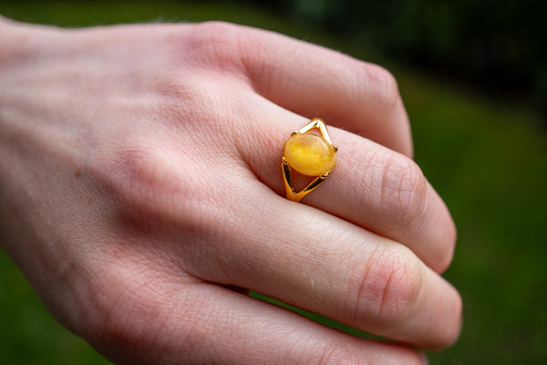 Bague avec ambre jaune