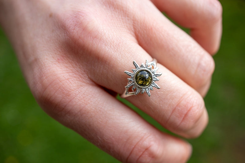 Bague en forme de soleil en ambre vert moyen