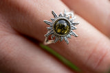 Bague en forme de soleil en ambre vert moyen