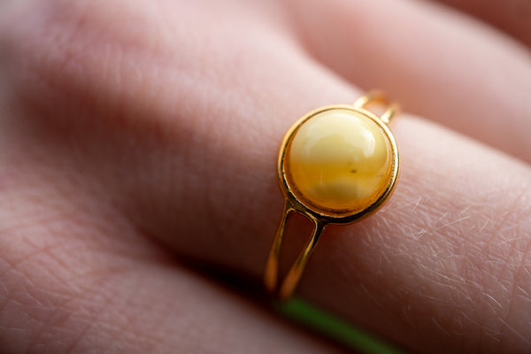 Bague avec ambre jaune