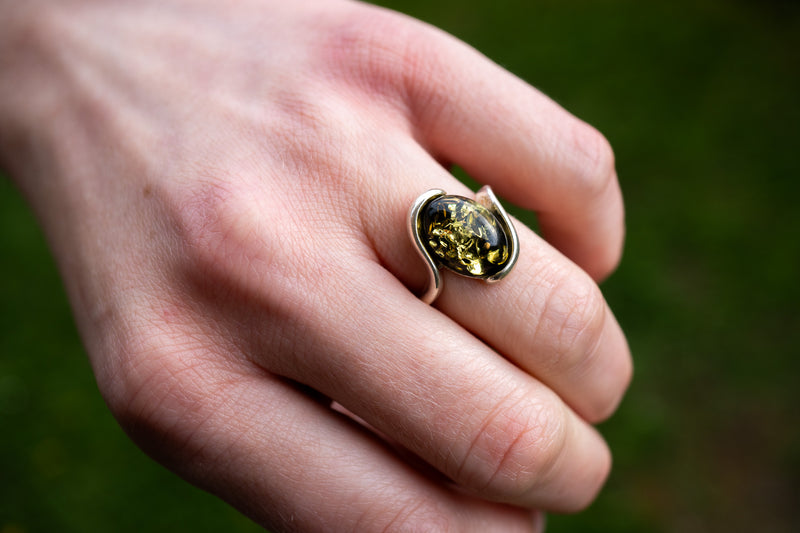 Bague ovale avec ambre vert