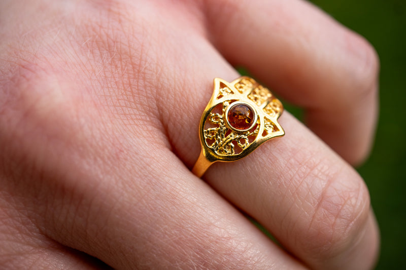 Bague avec ambre en forme de khamsa