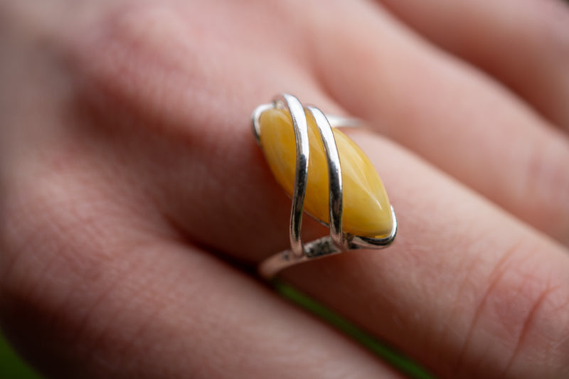 Bague entrelacée avec ambre jaune