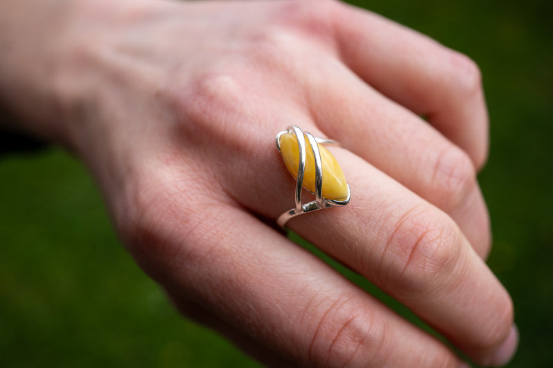 Bague entrelacée avec ambre jaune