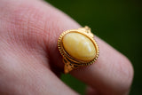 Bague ovale avec ambre jaune