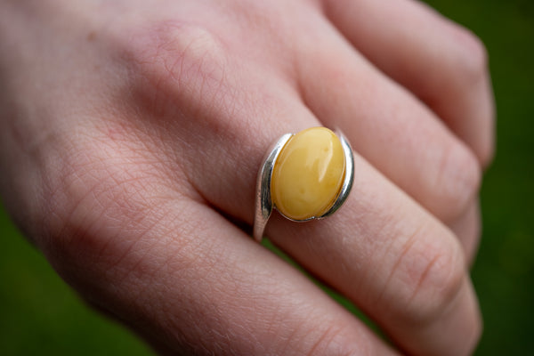 Bague ovale horizontale avec ambre jaune