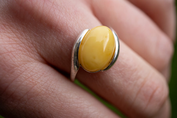 Bague ovale horizontale avec ambre jaune