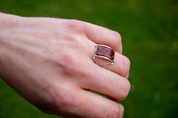 Bague carrée avec ambre cognac