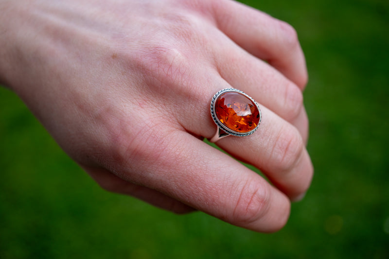 Bague ronde avec ambre cognac