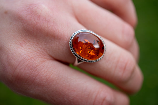 Bague ronde avec ambre cognac