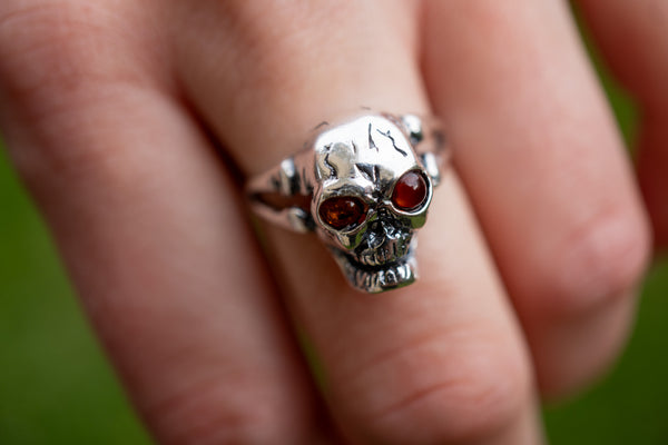 Bague en Ambre en forme de tête de mort