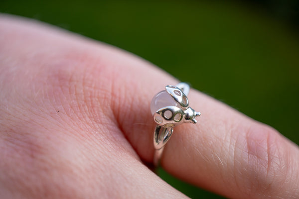 Bague coccinelle avec quartz rose