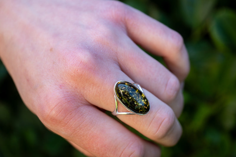 Bague avec ambre vert ovale