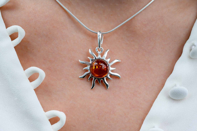 Pendentif avec ambre en forme de soleil