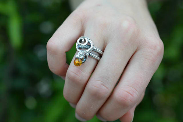 Bague en ambre en forme de serpent