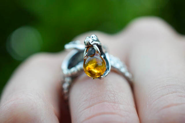 Bague en ambre en forme de serpent