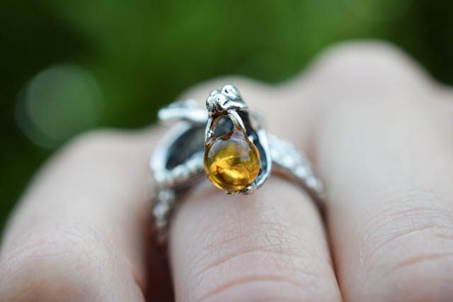 Bague en ambre en forme de serpent